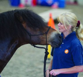 Story of the day: Tο άλογο που γλίτωσε από τον θάνατο έγινε πρωταθλητής χάρη σε μια γυναίκα που τον γήτεψε