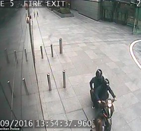 Βίντεο: Πώς αυτός ο ''ελαφροχέρης'' έκλεψε 21 κινητά σε μια ώρα χωρίς να κατέβει από το μηχανάκι του