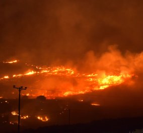 Σε εξέλιξη μεγάλη πυρκαγιά στην Αγία Μαρίνα της Σύρου - Κινδύνεψαν σπίτια - Δείτε φωτό και βίντεο