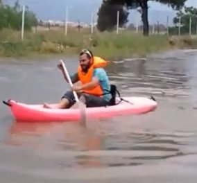 Το είδαμε κι αυτό: Νεαρός θεούλης κάνει κανό στους πλημμυρισμένους δρόμους της Γλυφάδας (Βίντεο)