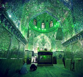 Μοιάζει με κανονικό τζαμί αλλά στην πραγματικότητα είναι «Βασιλιάς του Φωτός»  - Το Shah Cheragh του Ιραν σε υπέροχα κλικς 