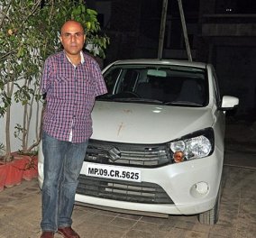 Ο 45χρονος Vikram δεν έχει χέρια & όμως πήρε δίπλωμα οδήγησης! Αλλάζει ταχύτητες & πιάνει το τιμόνι με τα πόδια του (Φωτό - βίντεο)