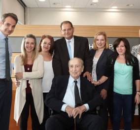 Φωτό: Ο Κυριάκος  ξεναγεί τον Κωνσταντίνο Μητσοτάκη στα νέα γραφεία της ΝΔ - Η συγκίνηση του επίτιμου