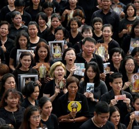 150.000 μαυροντυμένοι πολίτες της Ταϋλάνδης αποχαιρέτησαν τον βασιλιά τους ψάλλοντας τον εθνικό ύμνο