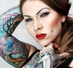 32χρονη tattoo artist κινδυνεύει με τύφλωση: Έκανε τα μάτια της μωβ - μπλε & τη γλώσσα της σαν φιδιού 