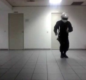 Αστυνομικός της ΔΙΑΣ χορεύει το moonwalk του Μάικλ Τζάκσον & το διαδίκτυο παραληρεί
