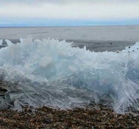 Φανταστικό βίντεο ημέρας: Δείτε πως τα κύματα στη λίμνη Βαϊκάλη της Ρωσίας παγώνουν στην στιγμή