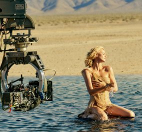 Η αισθησιακή Σαρλίζ Θερόν κόβει την ανάσα: Περπατά στο νερό για τη νέα διαφήμιση του Dior & Όλος ο πλανήτης φωνάζει ''J' adore''