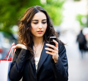 Έρευνα: Οι γυναίκες αφιερώνουν όλο και περισσότερο χρόνο στο κινητό τους παρά στον άντρα τους 