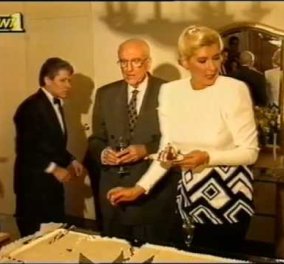 Vintage video: Όταν το 1993 ο Παπανδρέου έκοβε τούρτα του ΠΑΣΟΚ και η Δήμητρα Λιάνη τον τάιζε τρυφερά στο στόμα