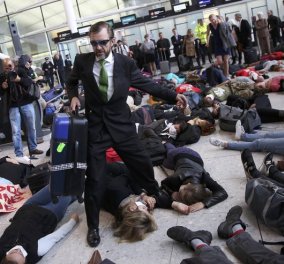 Το αεροδρόμιο του Χίθροου στο Λονδίνο γέμισε... "πτώματα" - Διαμαρτυρία για τα σχέδια επέκτασής του