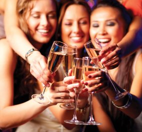 Νέα έρευνα που κρούει τον κώδωνα του κινδύνου: Οι γυναίκες πλέον πίνουν πιο πολύ από τους άντρες