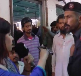 Βίντεο: Αστυνομικός στο Πακιστάν χαστούκισε γυναίκα δημοσιογράφο μπροστά στην κάμερα