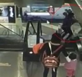 Συγκλονιστικό βίντεο: Νεκρό βρέφος 4 μηνών που έπεσε από τη αγκαλιά της γιαγιάς του, ενώ κατέβαιναν κυλιόμενες σκάλες