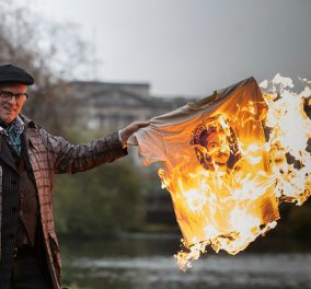 "Στην πυρά" η πανκ μουσική! - Οργισμένοι διαδηλωτές στο Λονδίνο έκαψαν αναμνηστικά αξίας 6 εκατ. ευρώ πάνω από τον Τάμεση! 