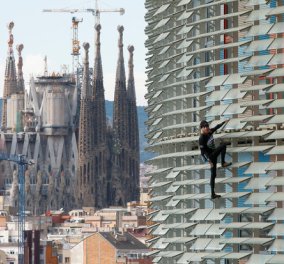 O Γάλλος "Spiderman" σε νέα ριψοκίνδυνη εμφάνισή-Σκαρφάλωσε χωρίς εξοπλισμό στο επιβλητικό Torre Agbar στη Βαρκελώνη