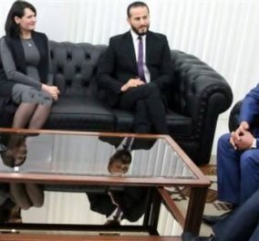Αποτυχημένο Photoshop: Οι Τυνήσιοι "μάκρυναν" το μίνι φόρεμα της υπουργού για να μην φαίνονται τα γόνατά της