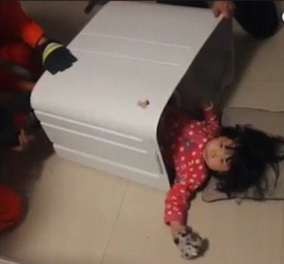 Βίντεο:  Ο "αγωνιώδης" απεγκλωβισμός 2χρονης Κινεζούλας από το πλυντήριο που σφηνώθηκε  