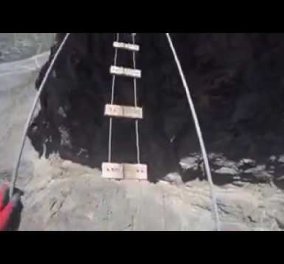 Βίντεο: Ριψοκίνδυνοι ορειβάτες διασχίζουν μια από τις πιο επικίνδυνες γέφυρες του κόσμου - Την ονομάζουν "Βόλτα του Θανάτου"