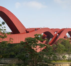 Η Κίνα εγκαινίασε ένα νέο θαύμα της σύγχρονης αρχιτεκτονικής - Δείτε την βραβευμένη κόκκινη γέφυρα της Changsha