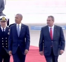Το ευτράπελο με το κόκκινο χαλί στην άφιξη Ομπάμα: Έσπευσαν να το ευθυγραμμίσουν με την σκάλα του Air Force 1 την τελευταία στιγμή