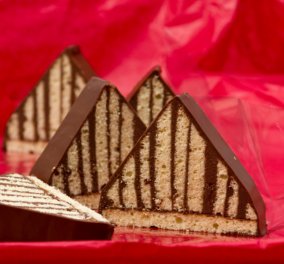 Ο Στέλιος Παρλιάρος μας δείχνει βήμα-βήμα πως να φτιάξουμε τα περίφημα πυραμιδάκια με σοκολάτα