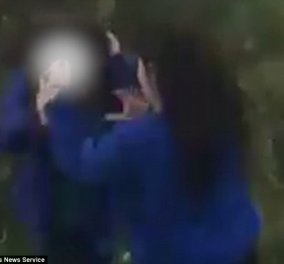 Εξοργιστικό βίντεο: «Σκότωσέ την» φωνάζουν σε κοπέλα που ξυλοκοπά χωρίς έλεος συμμαθήτρια της