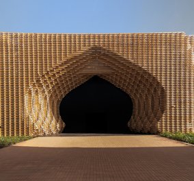 Ένα νέο υπερμοντέρνο "χωριό" , με μια εκπληκτική αραβική πύλη , στήθηκε στην άκρη της ερήμου