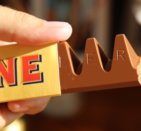 Η αγαπημένη Toblerone αλλάζει σχήμα λόγω... κρίσης: Θύελλα αντιδράσεων από τους λάτρεις της σοκολάτας