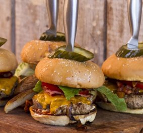Ο Άκης σε δυναμικό ξεκίνημα εβδομάδας: Δείτε πως να φτιάξετε ζουμερά σπιτικά burgers!