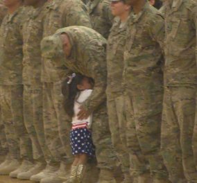 Βίντεο ημέρας: Μικρούλα υποδέχεται τον στρατιώτη μπαμπά της & συγκινεί το διαδίκτυο