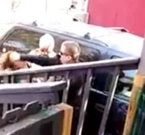 Σκληρό βίντεο: Αστυνομικός γρονθοκοπεί γυναίκα στο πρόσωπο on camera - Σάλος στις ΗΠΑ
