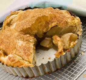 Φτιάξτε μια πανεύκολη και λαχταριστή μηλόπιτα με έτοιμη σφολιάτα και τις οδηγίες του Στ. Παρλιάρου