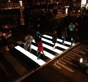 Μια μικρή πόλη της Ολλανδίας πρωτοπορεί στην αστική καινοτομία - Δείτε τη διάβαση πεζών που φωτίζεται μόνη της (βίντεο)
