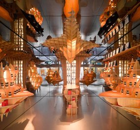 Φαντασμαγορικό  αρωματοπωλείο άνοιξε στο Παρίσι - Καθρέπτες παντού & φουτουριστικό design 