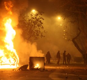 Έγινε η νύχτα μέρα στα Εξάρχεια: Αντιεξουσιαστές έβαλαν μολότοφ & φωτιές σε κάδους - Μάχη με τα ΜΑΤ 