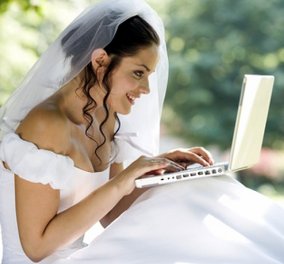 Θα ξεραθείτε στα γέλια: Η νύφη απορροφάται στο κομπιούτερ & ο γαμπρός την σέρνει για να παντρευτούν 