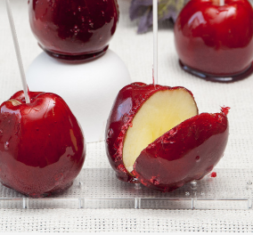 Κατακκόκινα μήλα βουτηγμένα σε καραμέλα: Με τη βοήθεια των παιδιών στολίστε το γιορτινό τραπέζι ή το δέντρο