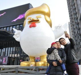 Οι Κινέζοι έφτιαξαν ένα κόκορα ίδιο με τον Ντόναλντ Τραμπ & εγκαινίασαν την χρονιά του κόκορα