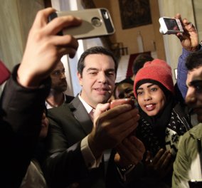 Ασυνόδευτα προσφυγόπουλα και μετανάστες υποδέχθηκε ο Αλέξης Τσίπρας στη Βουλή και έβγαλε μαζί τους φωτογραφίες