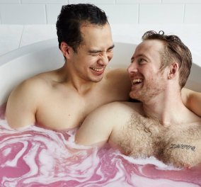 Γνωστή εταιρεία καλλυντικών έβαλε γκέι ερωτευμένα ζευγάρια σε μπανιέρα ενόψει Αγίου Βαλεντίνου 