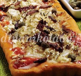 Η Ντίνα Νικολάου μας προτείνει την πιο "ελληνική" πίτσα με ντοματένια βάση! 