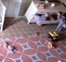 Story of the day: 2χρονος σώζει τον δίδυμο αδερφό του που τον καταπλάκωσε η ντουλάπα - Video