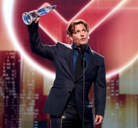Λαμπεροί σταρς στο People's Choice Awards: Τα δάκρυα του Τζόνι Ντεπ - Η ομορφιά της Τζένιφερ Λόπεζ - Όλοι στο κόκκινο χαλί  