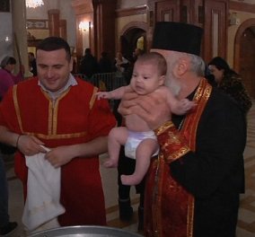 Ορθόδοξος παπάς βαπτίζει τα μωράκια σαν... να τα εκπαιδεύει για λοκατζήδες! (βίντεο)