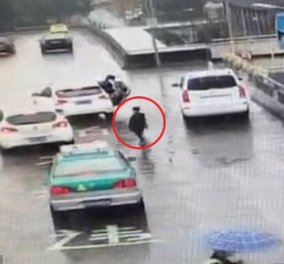 Αφηρημένη μητέρα ξέχασε το παιδί της έξω από το αυτοκίνητο - Την ακολουθούσε τρέχοντας πίσω της επί 2 χιλιόμετρα! (βίντεο)