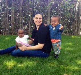 Συγκλονιστικό story αγάπης: Νεαρό ζευγάρι από τα Τρίκαλα υιοθέτησε δύο παιδιά από την Αιθιοπία