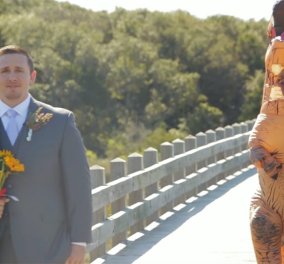 Βίντεο: Η νύφη έκανε την πιο αστεία έκπληξη στον γαμπρό - Εμφανίστηκε στο γάμο ντυμένη τυραννόσαυρος