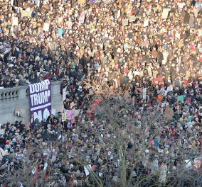 Η μεγάλη πορεία στην Ουάσιγκτον κατά του Ντ. Τραμπ - Εκατοντάδες χιλιάδες γυναίκες στους δρόμους