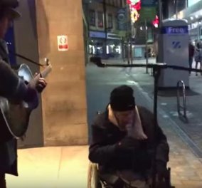 Μοναδικό βίντεο:  Ένας πλανόδιος κιθαρίστας και ένας άστεγος δείχνουν τη θα πει μουσική